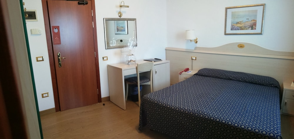ROOM, DOUBLE OR TWIN BED