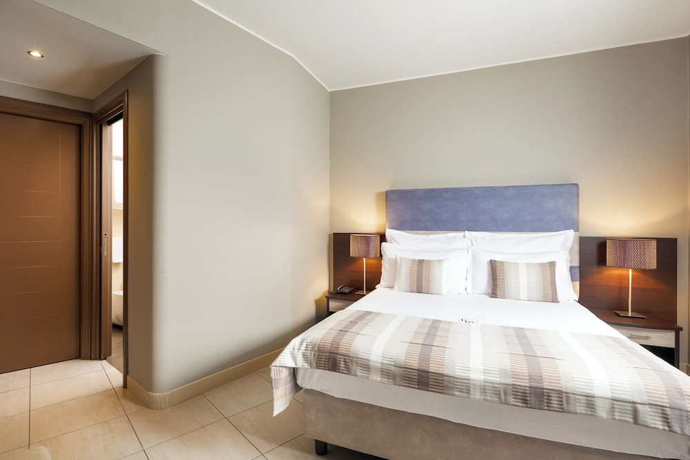 STANDARD, DOUBLE BED, CITY VIEW