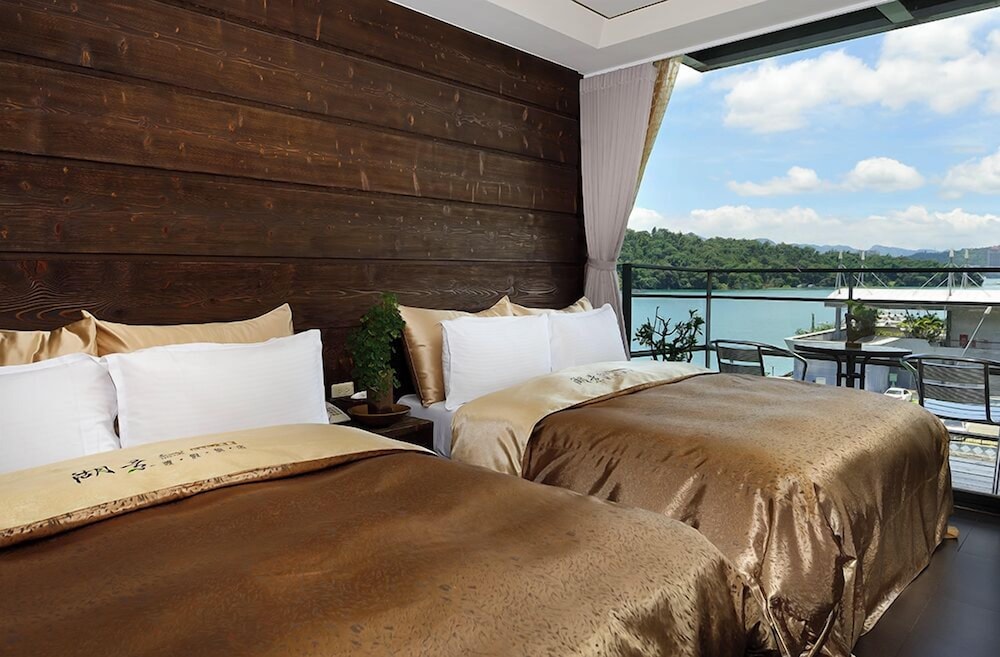 Lake View Hotel 11/47