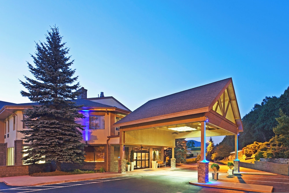 Holiday Inn Express Blowing Rock South 1/50