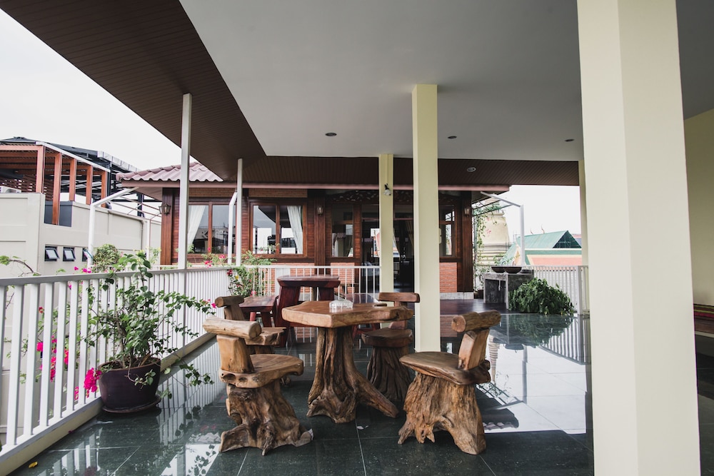 Feung Nakorn Balcony Rooms Cafe 49/79