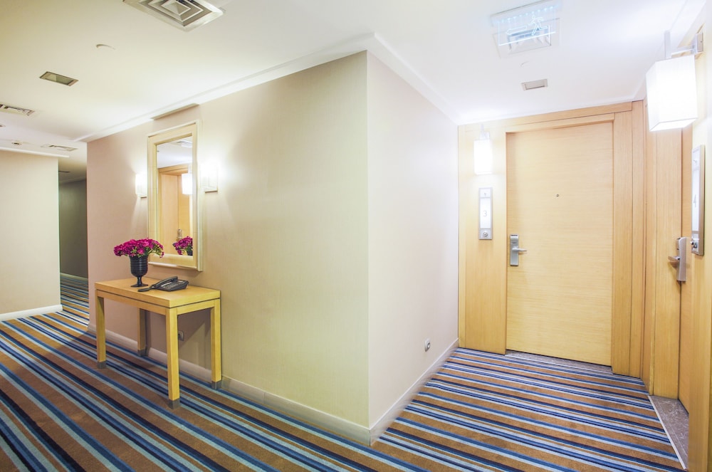 Housez Suites 28/65