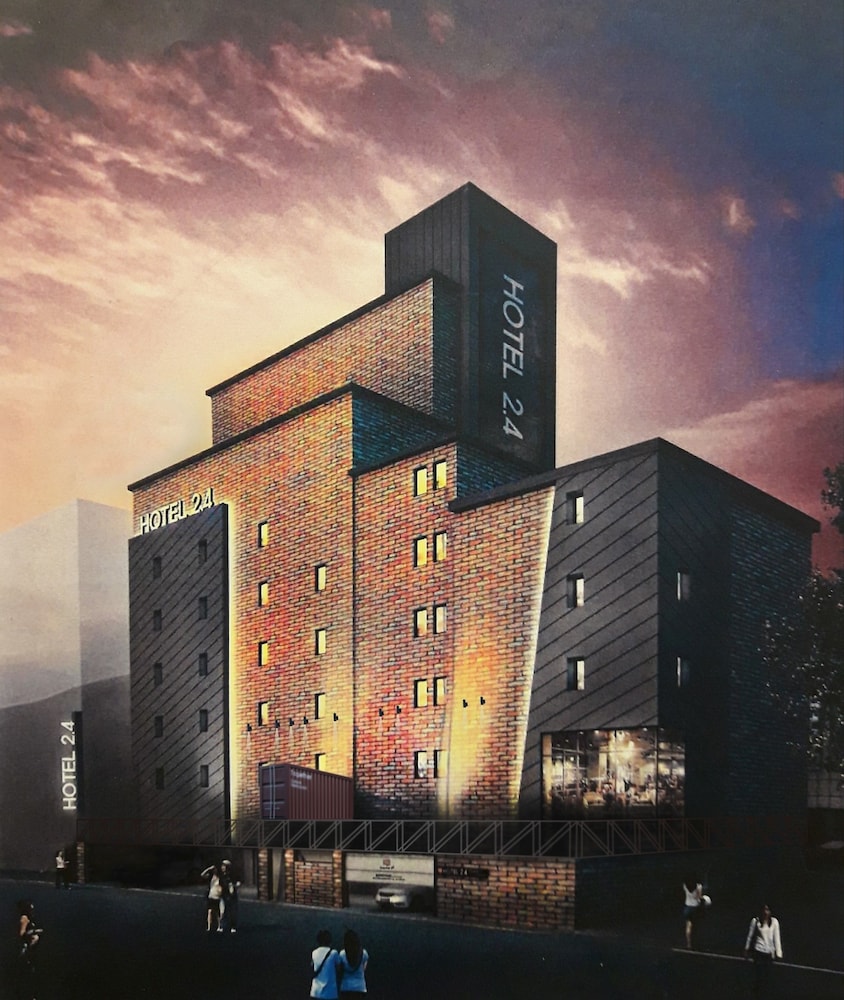 Hotel 2.4 2/50
