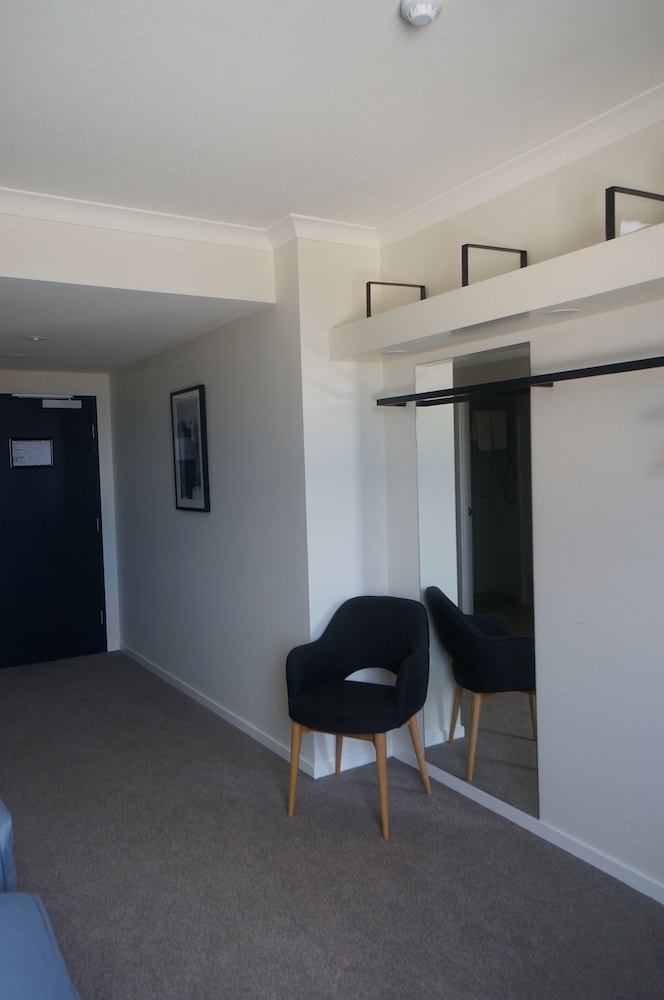 Woodroffe Hotel 40/49