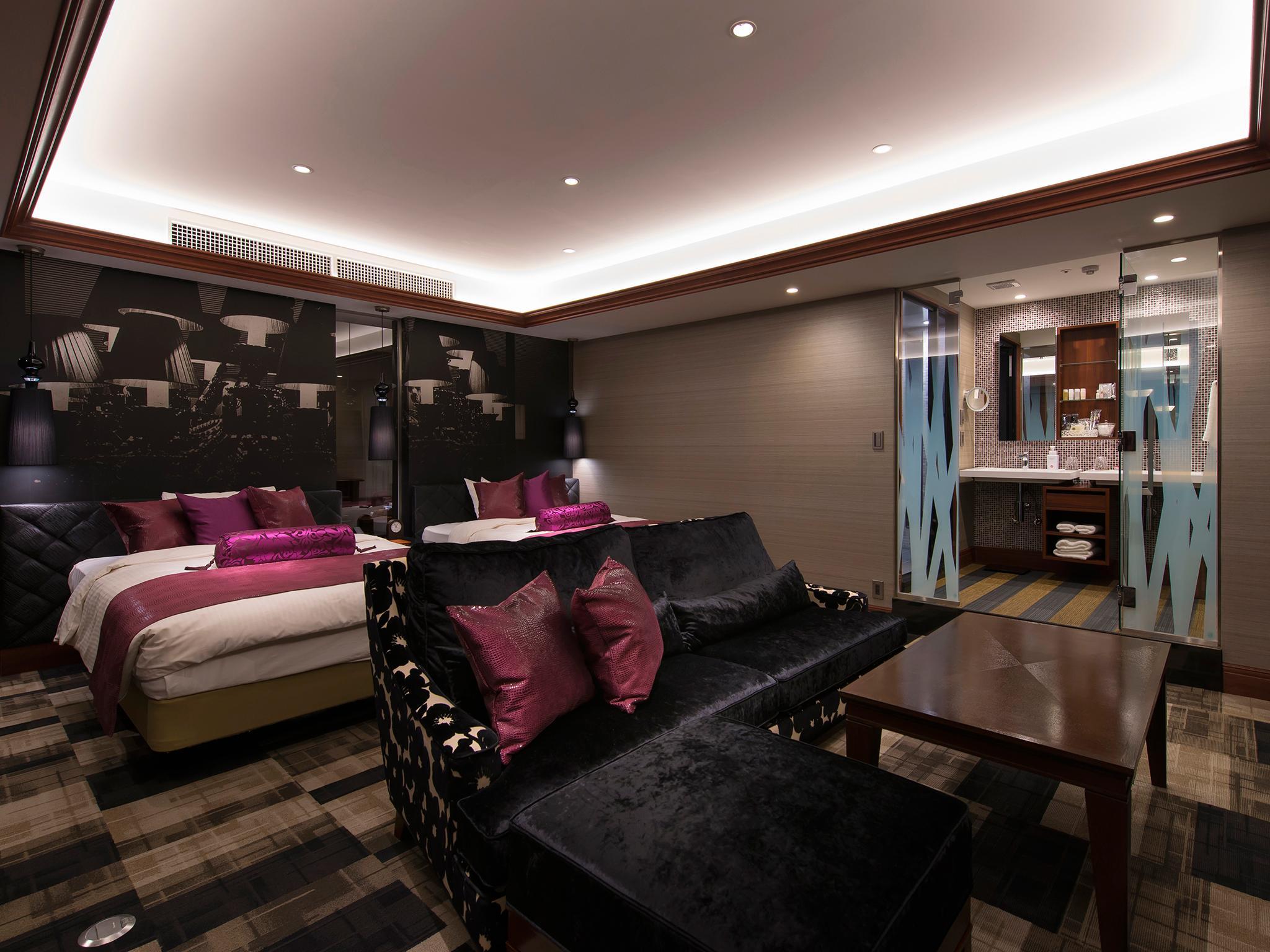 ROYAL, SUITE