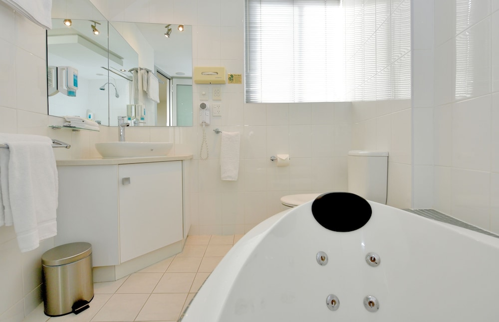 Atlantic Tower Motor Inn 44/45
