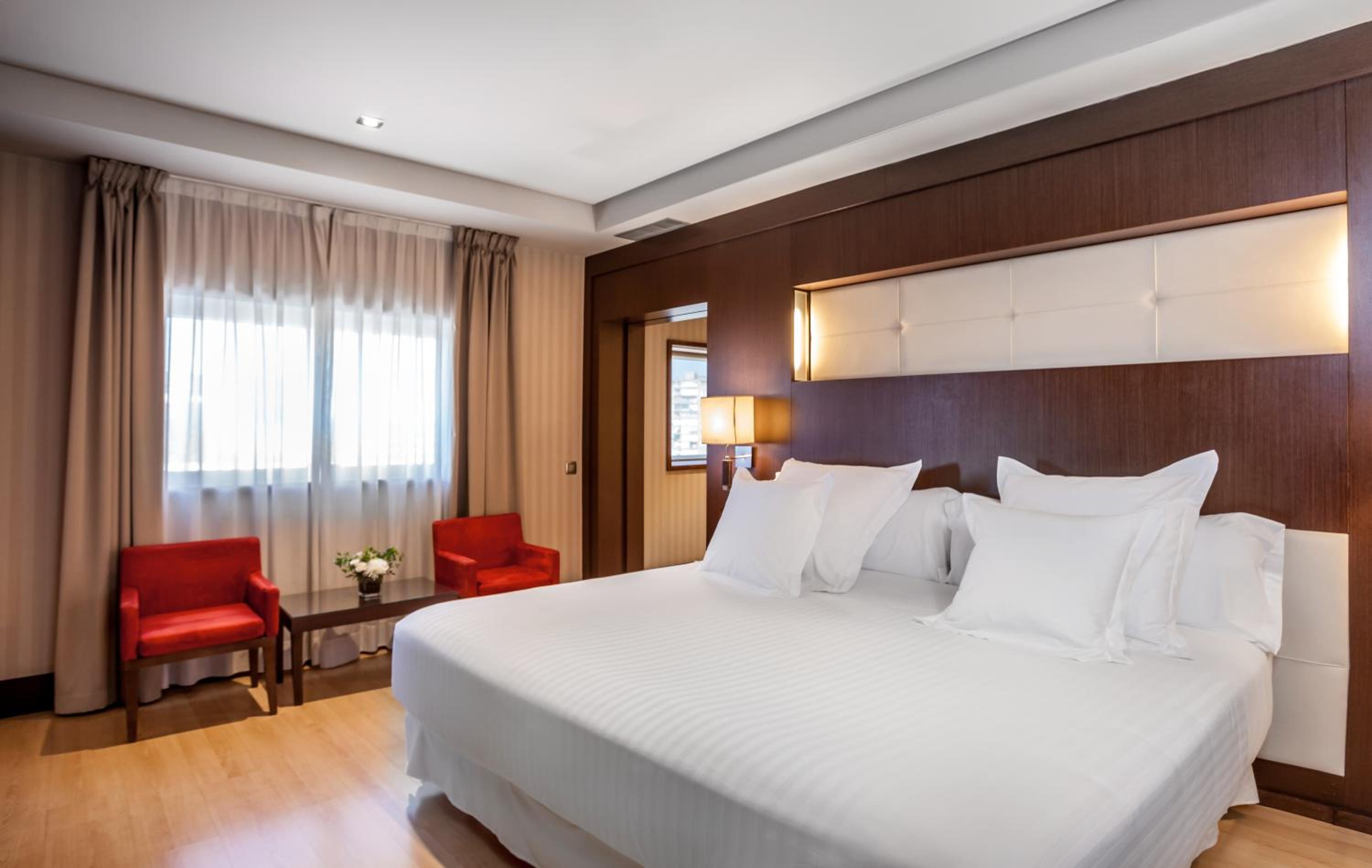 JUNIOR SUITE, JETTED TUB