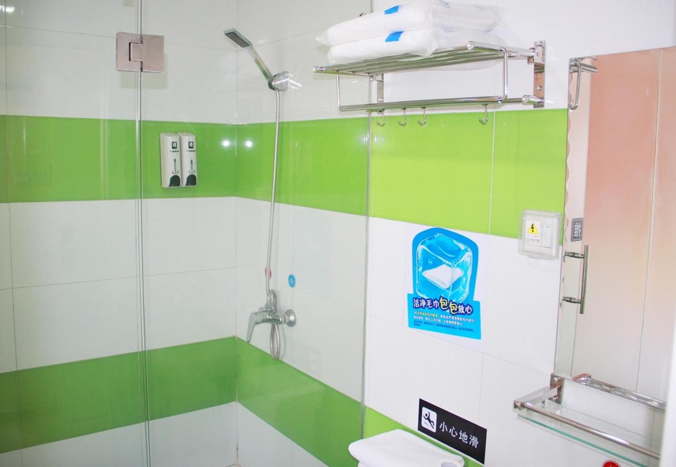 7 Days Inn (Xian Jiaotong University Medical College Weiyi Street Metro Station) 67/69