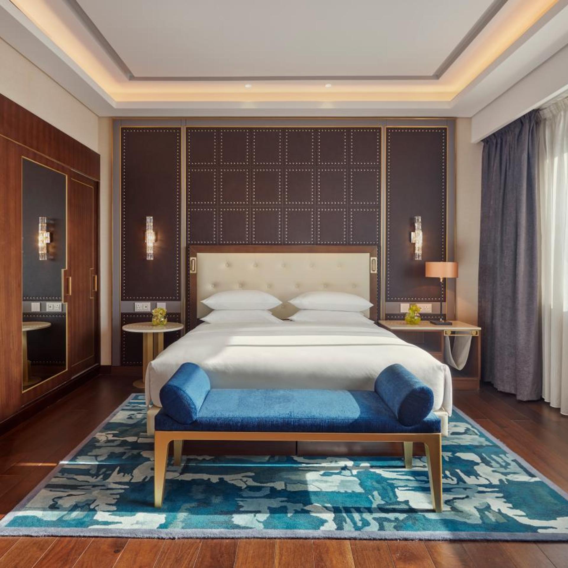 Diplomat, Suite