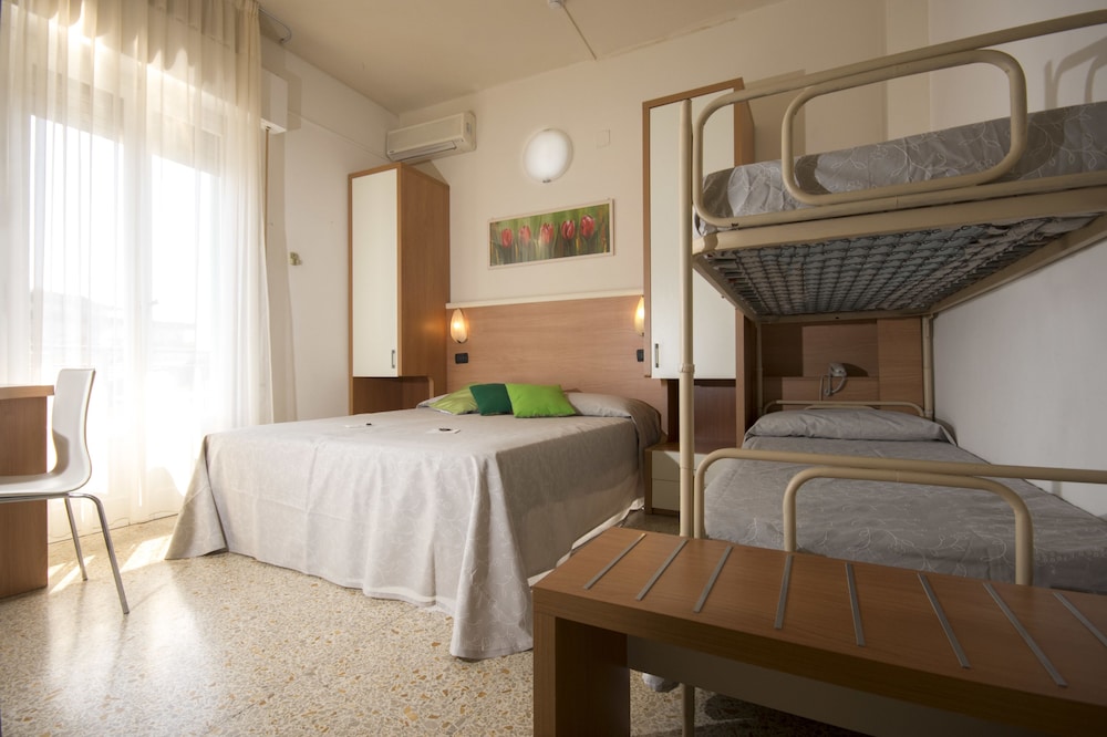 غرفة ثلاثية بسرير كوين وسرير فردي، Hotel Veliero 2/3