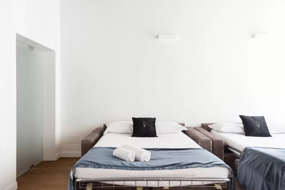 World, Apartment, Queen Bed, 2 Sofa