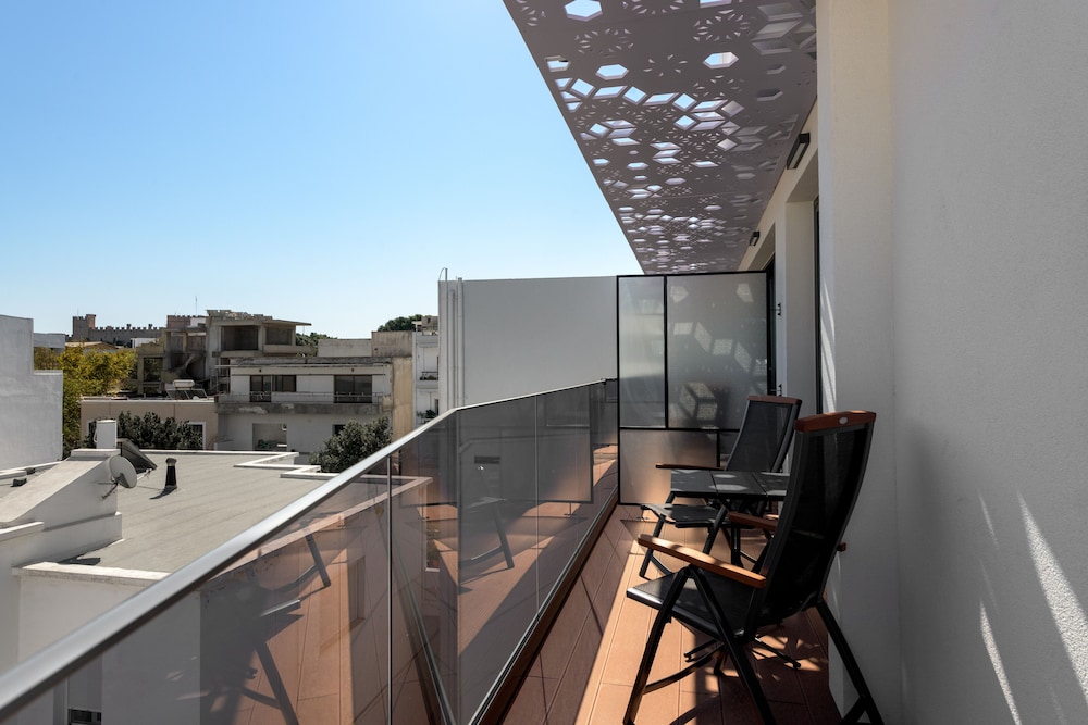 Essence Suites Rhodes 25/32