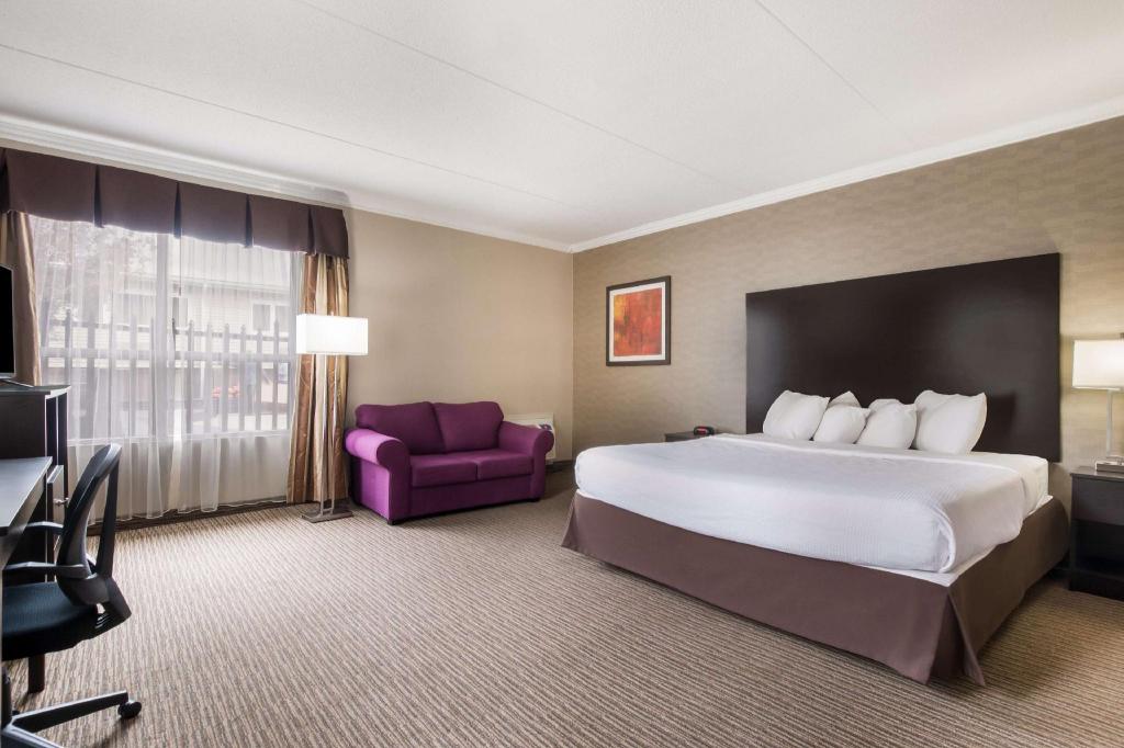 غرفة بسرير كينج مع أريكة بحوض جاكوزي، Best Western Little River Inn 3/7