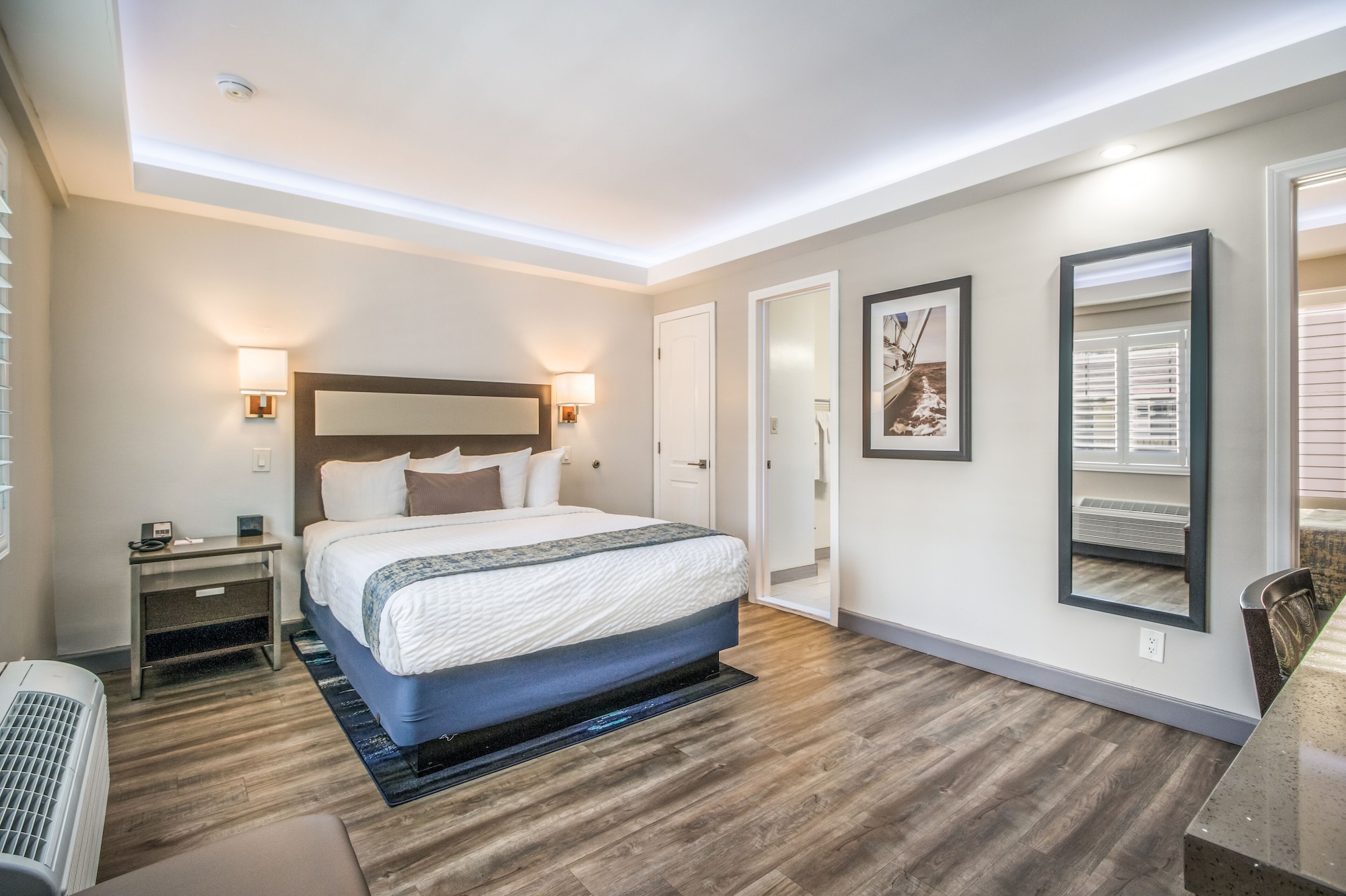 ROOM, QUEEN BED