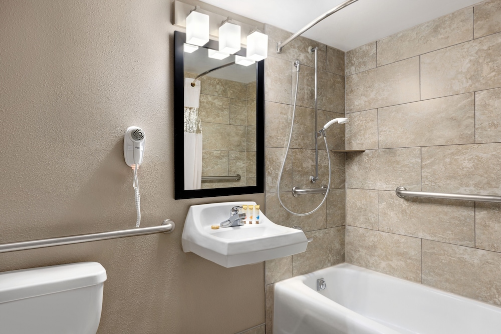 IBAN Dallas Park Central Hotel, Trademark by Wyndham 22/24