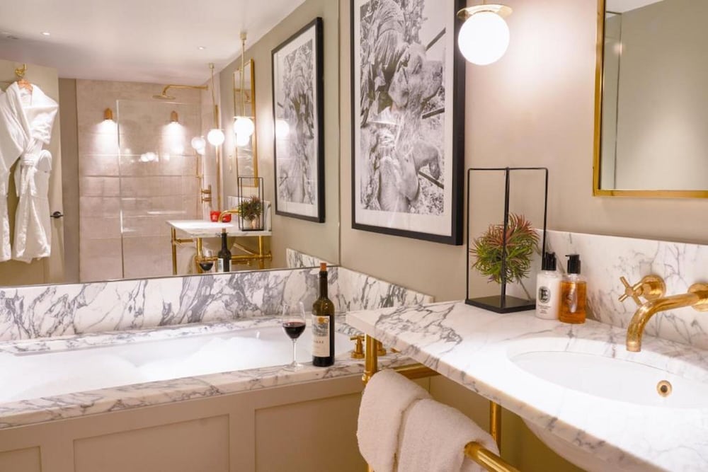 MEWS, SUITE, HOT TUB