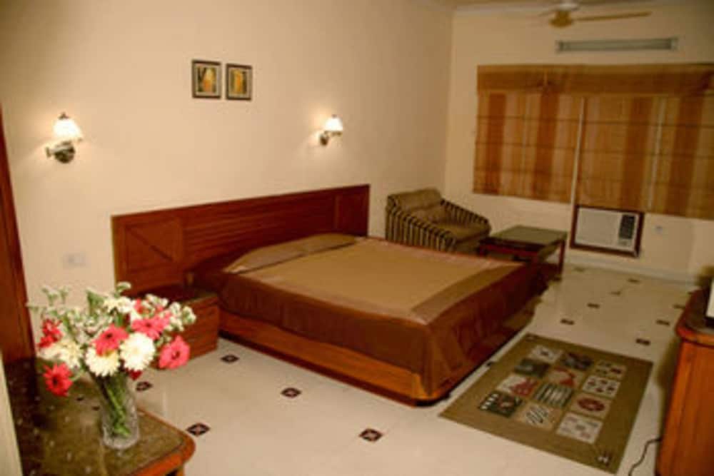 AIRPORT HOTEL. 6/56