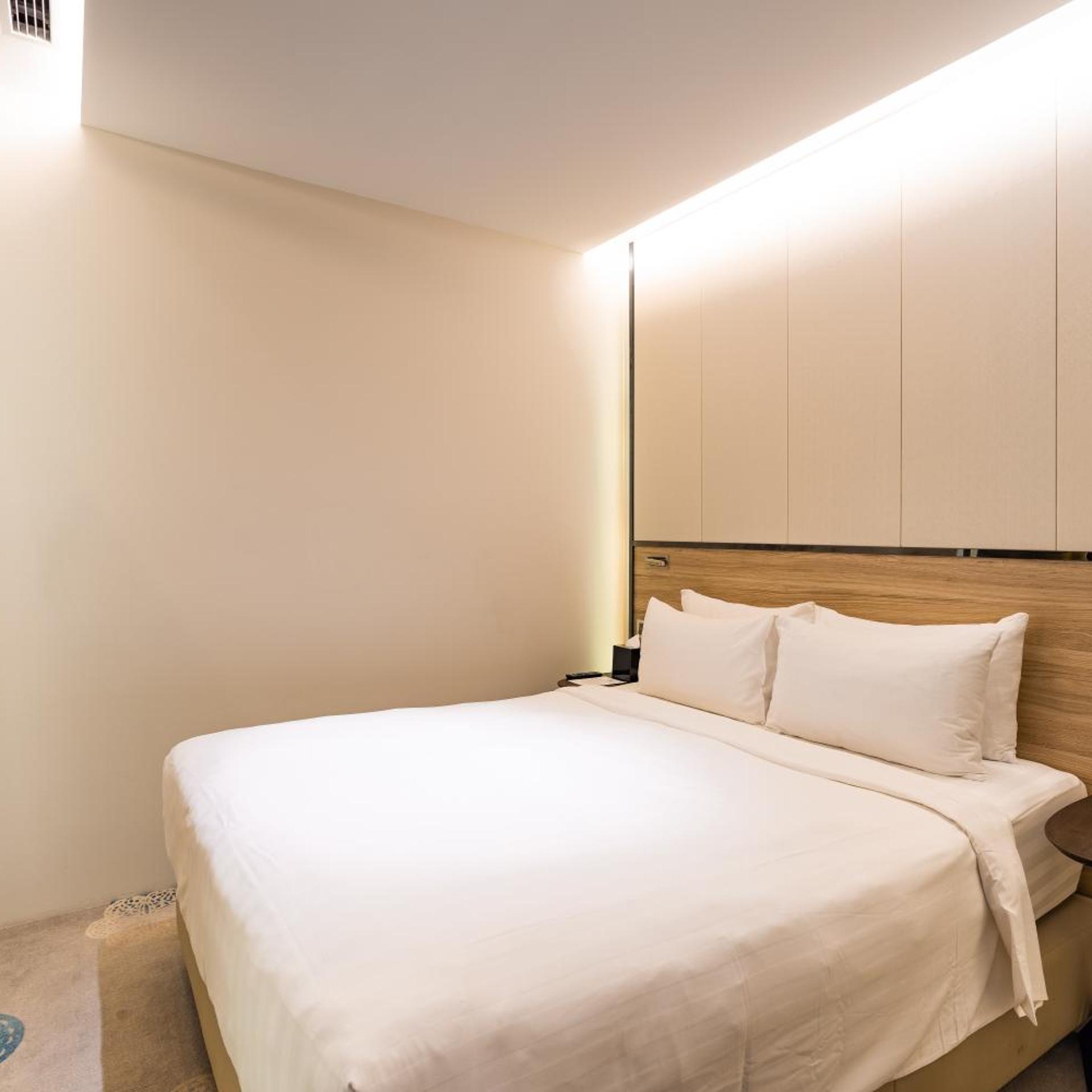 Superior, King Bed, No Window