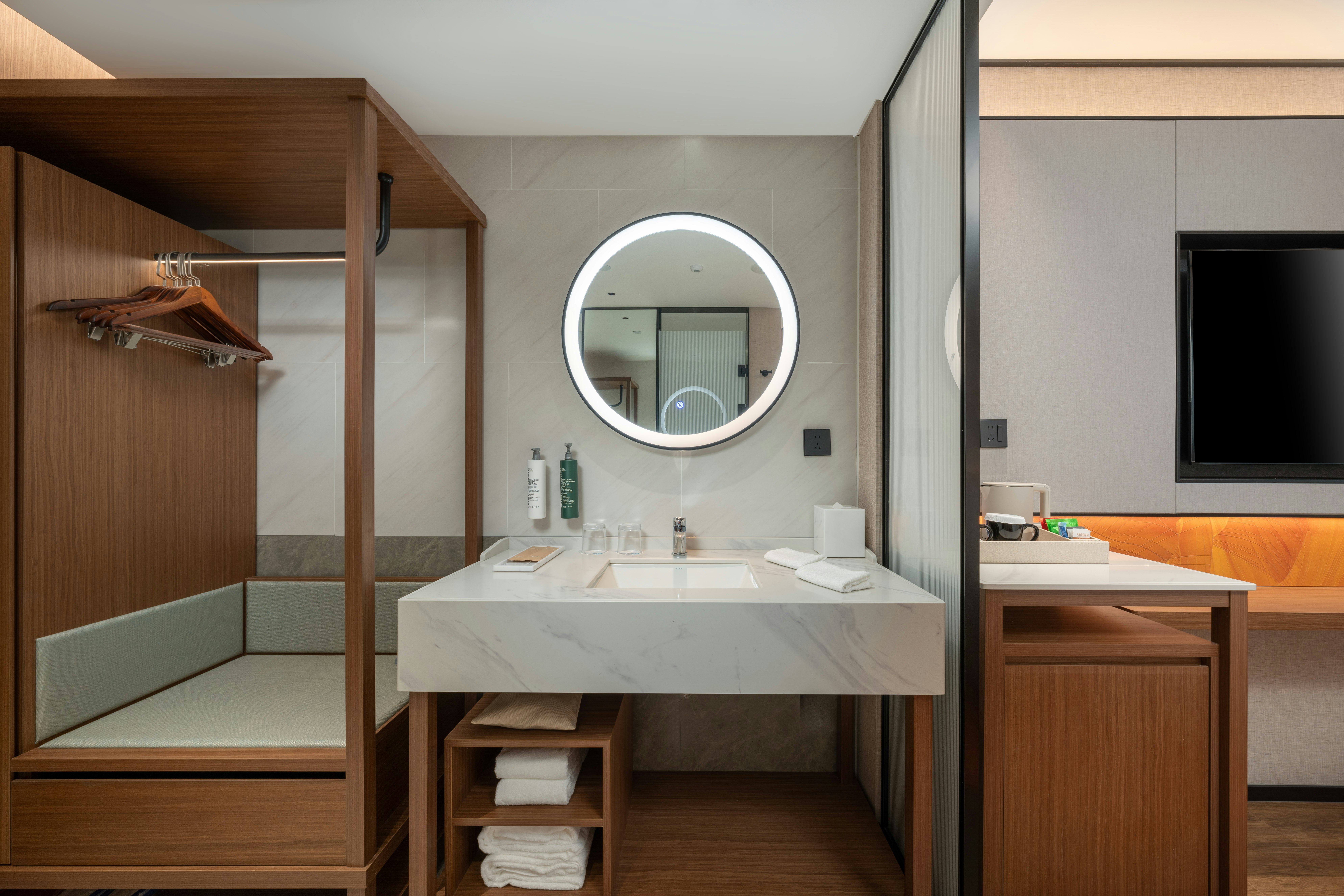 GUEST ROOM, KING BED, RIVER VIEW
