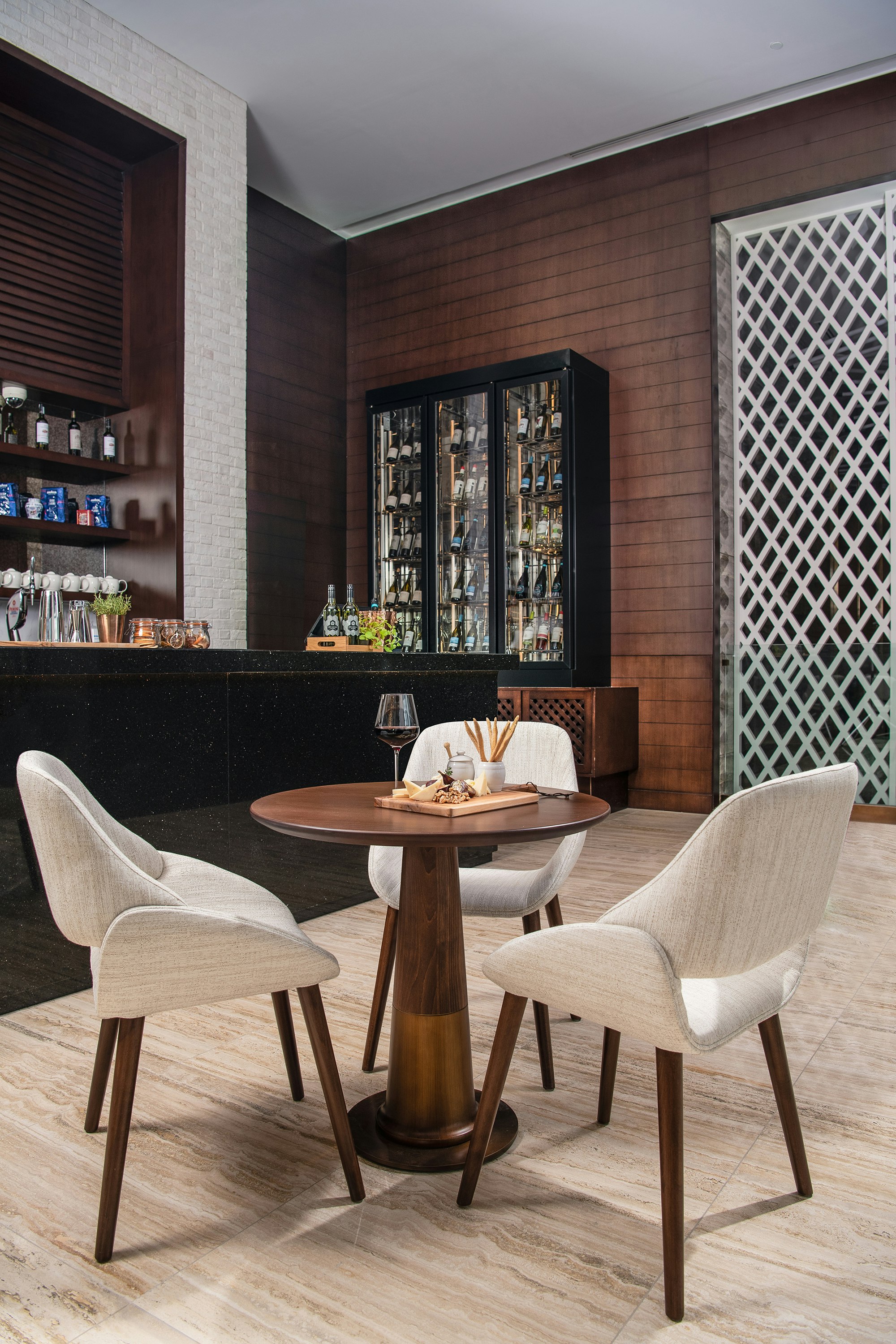 Al Jaddaf Rotana Suite Hotel 25/27