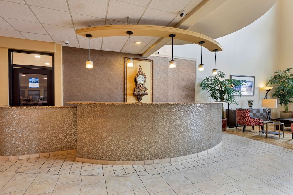 Best Western Plus Swiss Chalet Hotel & Suites 2/40