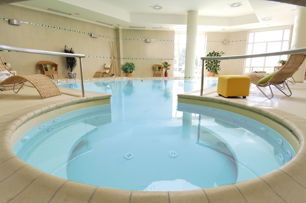 swimming pool spa