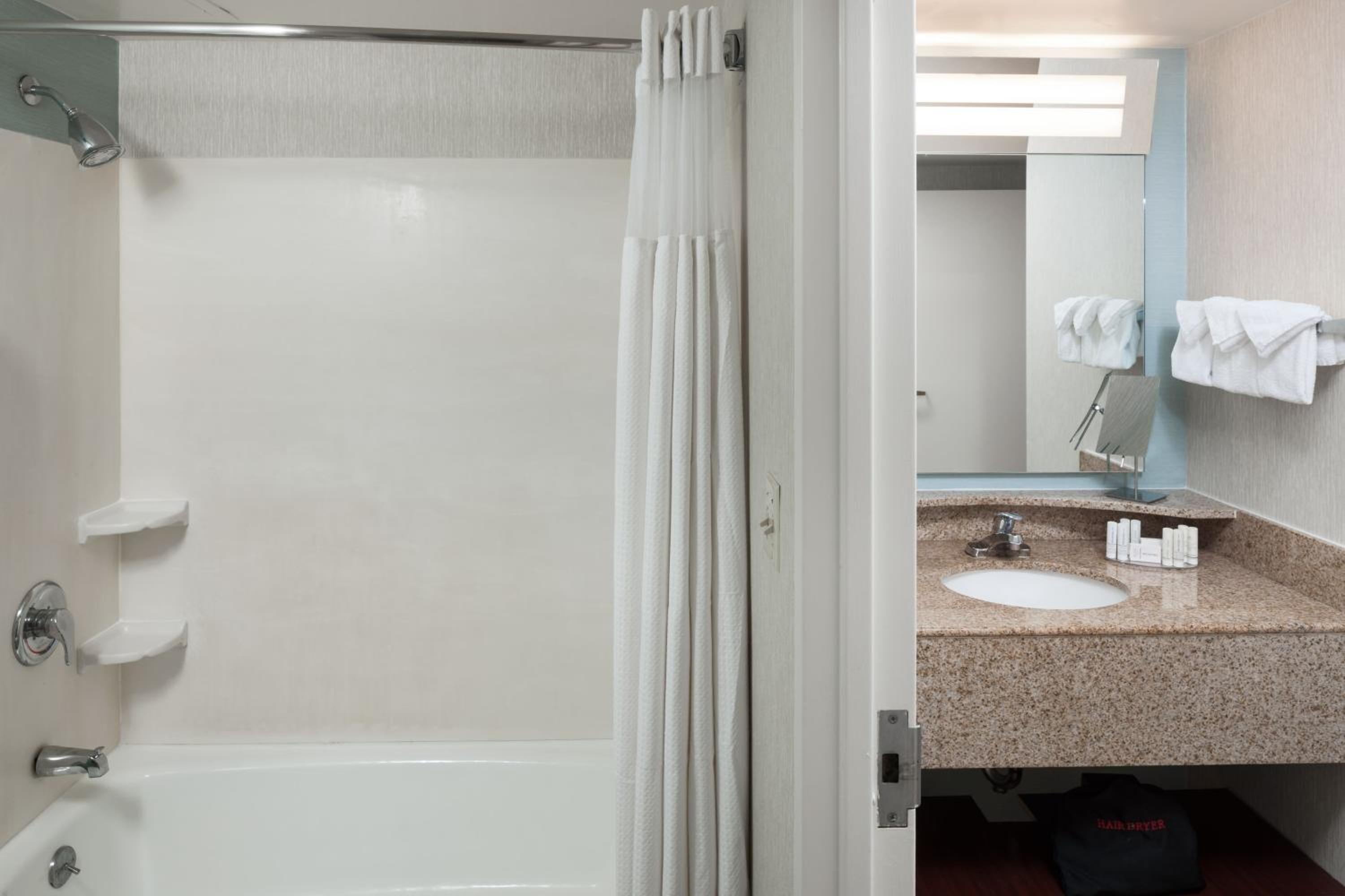 Guest Room, Deluxe, King Bed, Ocean Front, Sofa, Balcony، Courtyard Virginia Beach Oceanfront South 3/5