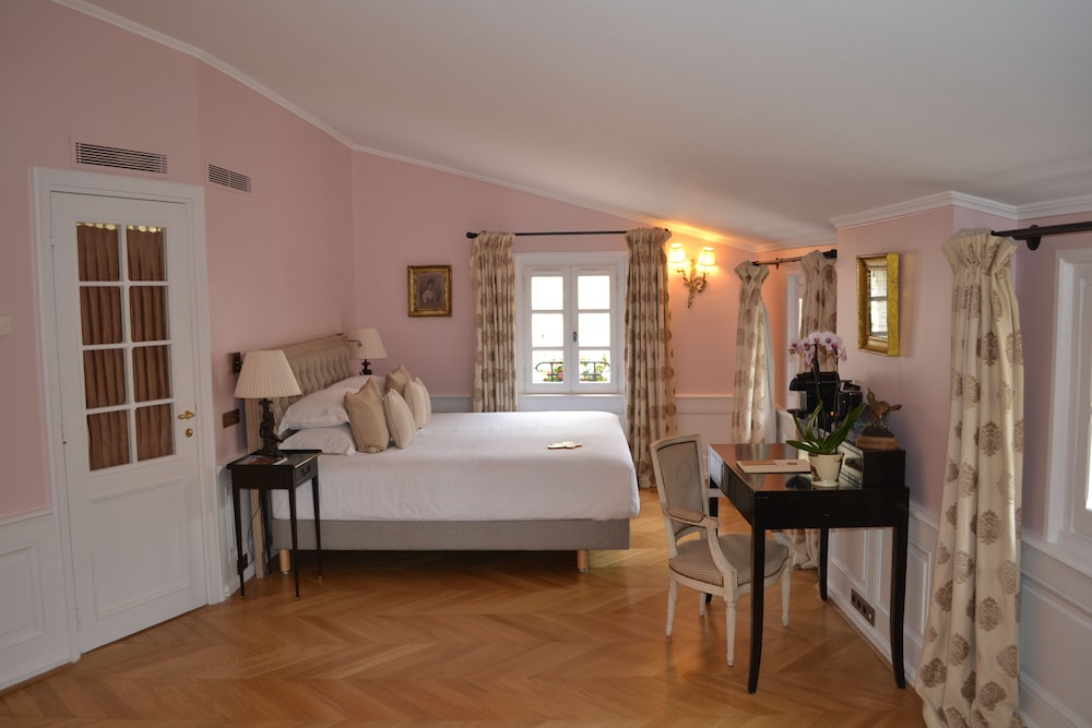 VILLAGE, JUNIOR SUITE