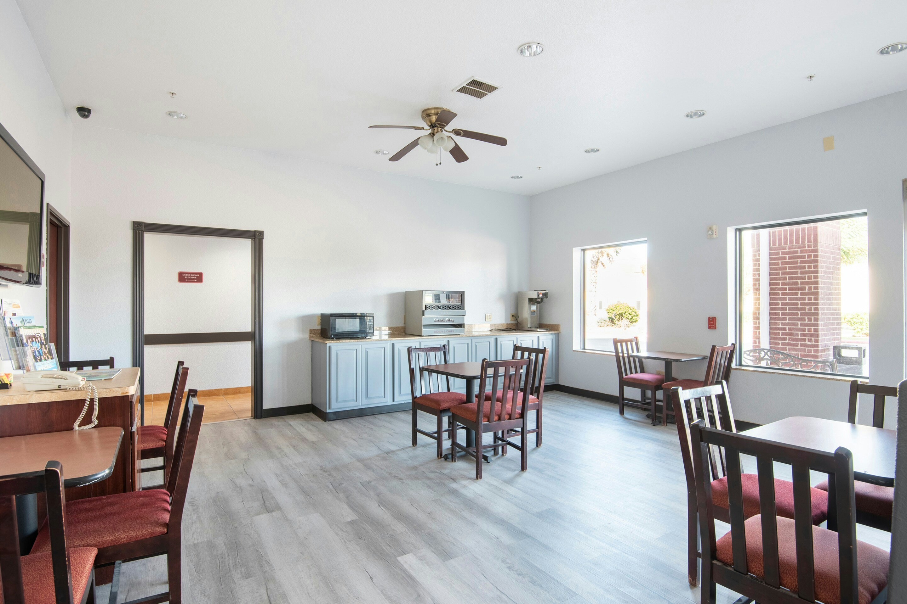 OYO Townhouse Clute Lake Jackson 30/44