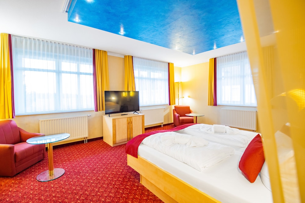 Junior Suite, 1 Queen and 1 Single Bed