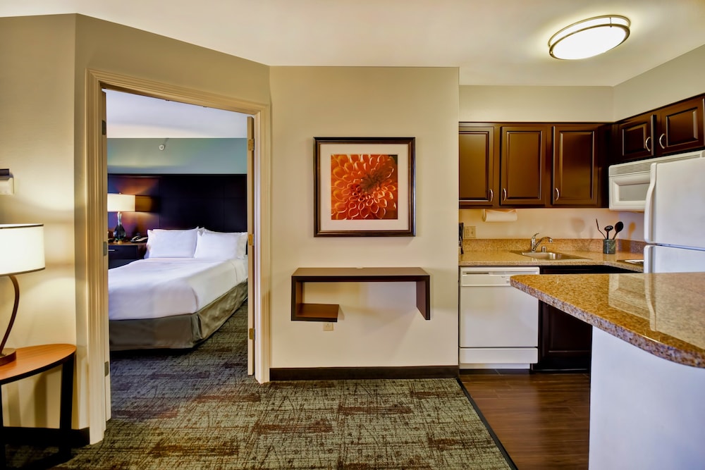 Staybridge Suites Madison-East 25/52