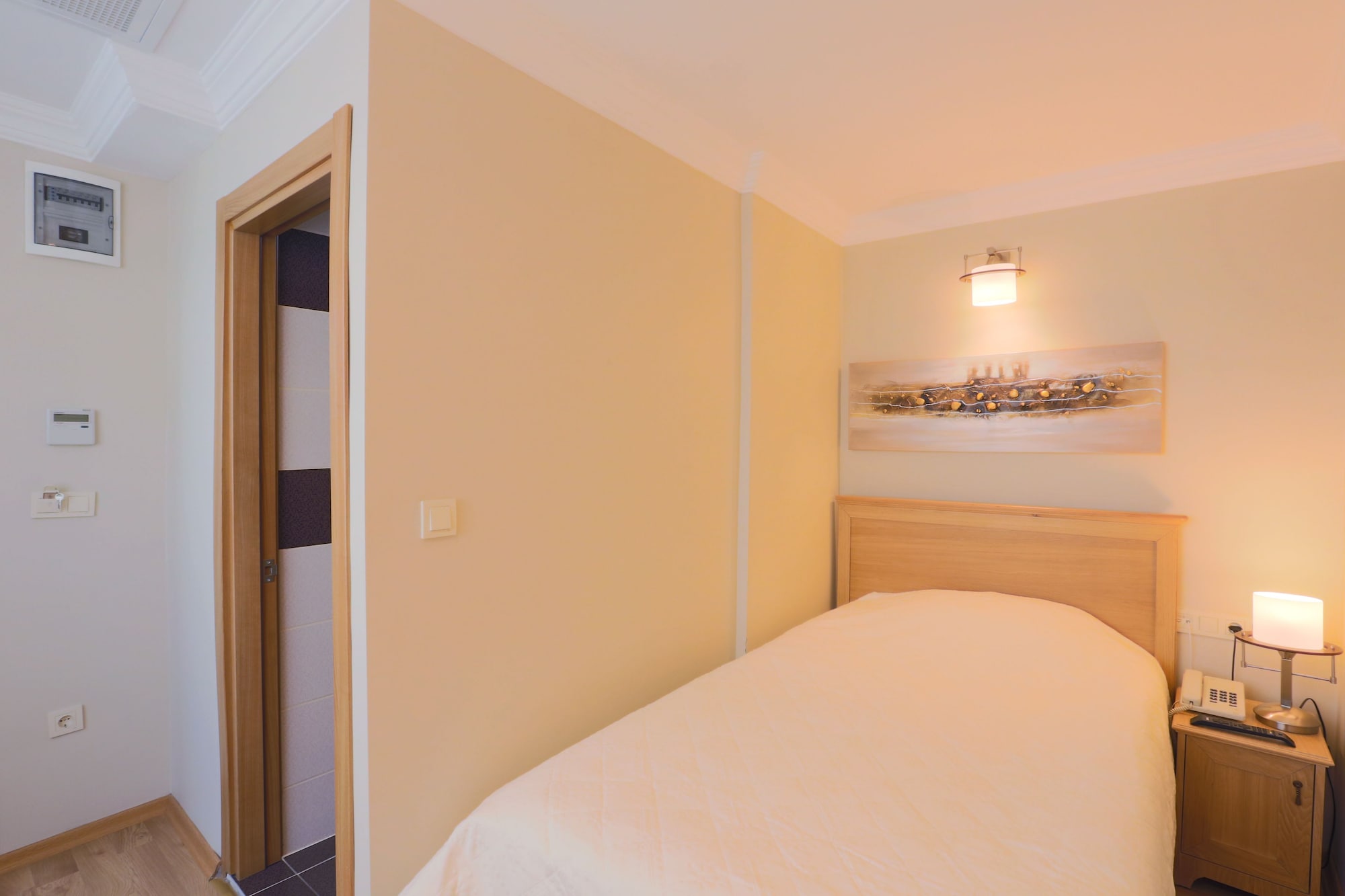 ROOM, SINGLE
