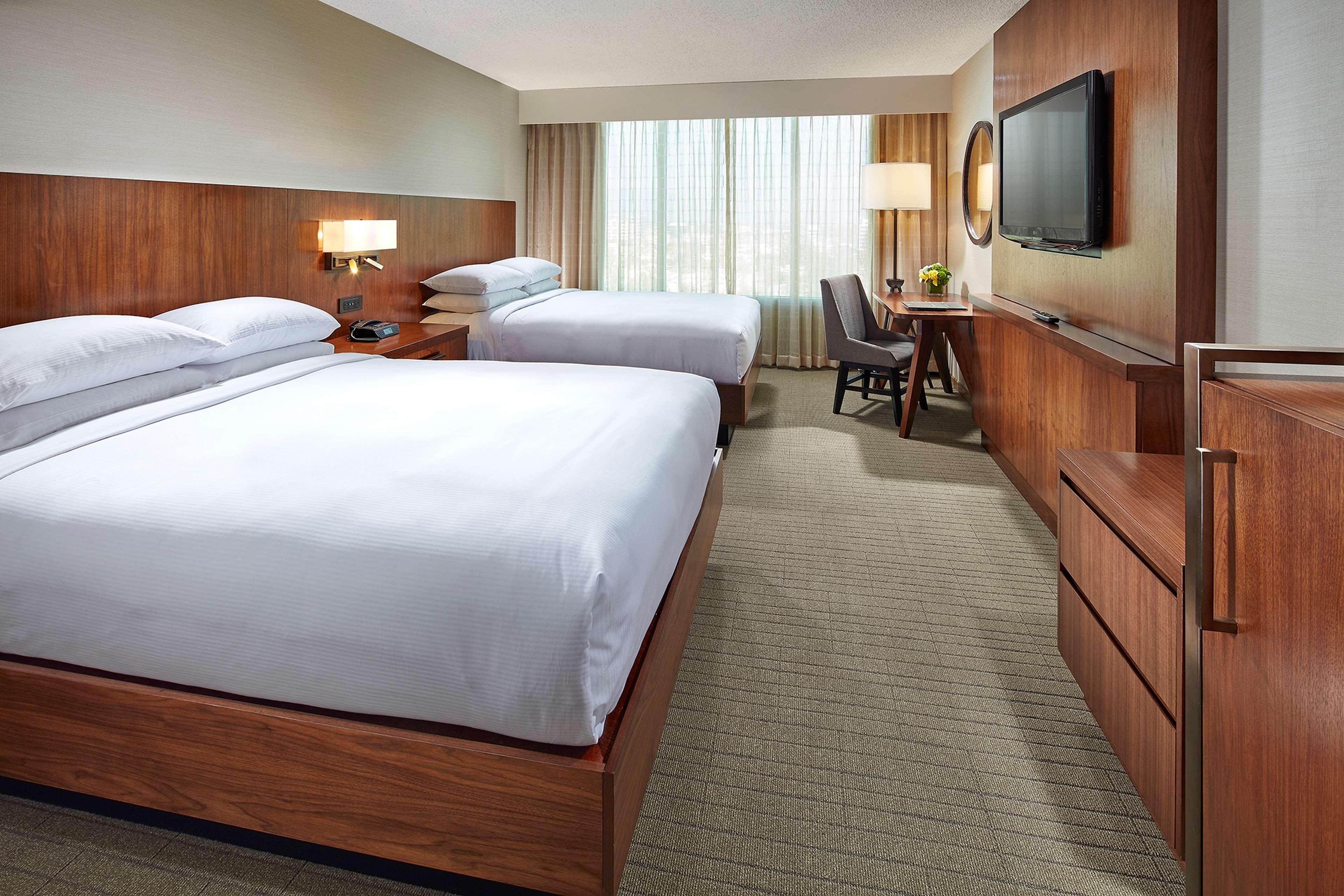 Room, Queen Bed, Mountain View