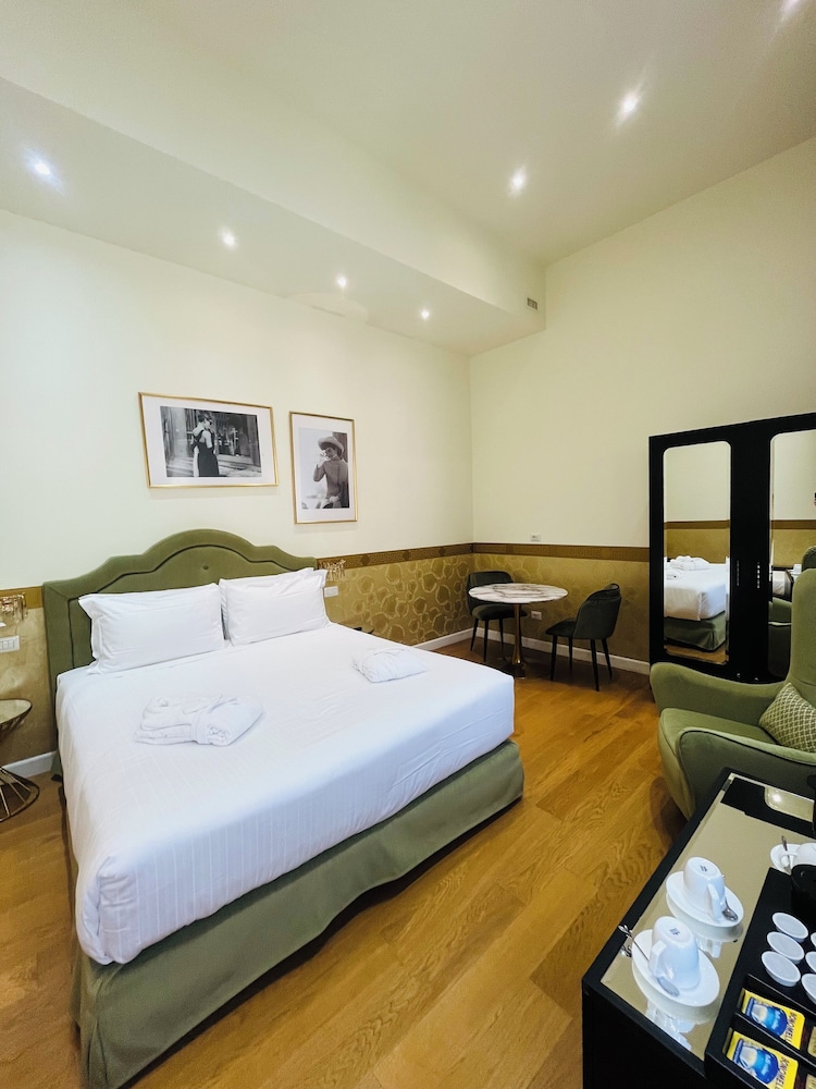 ROOM, QUADRUPLE