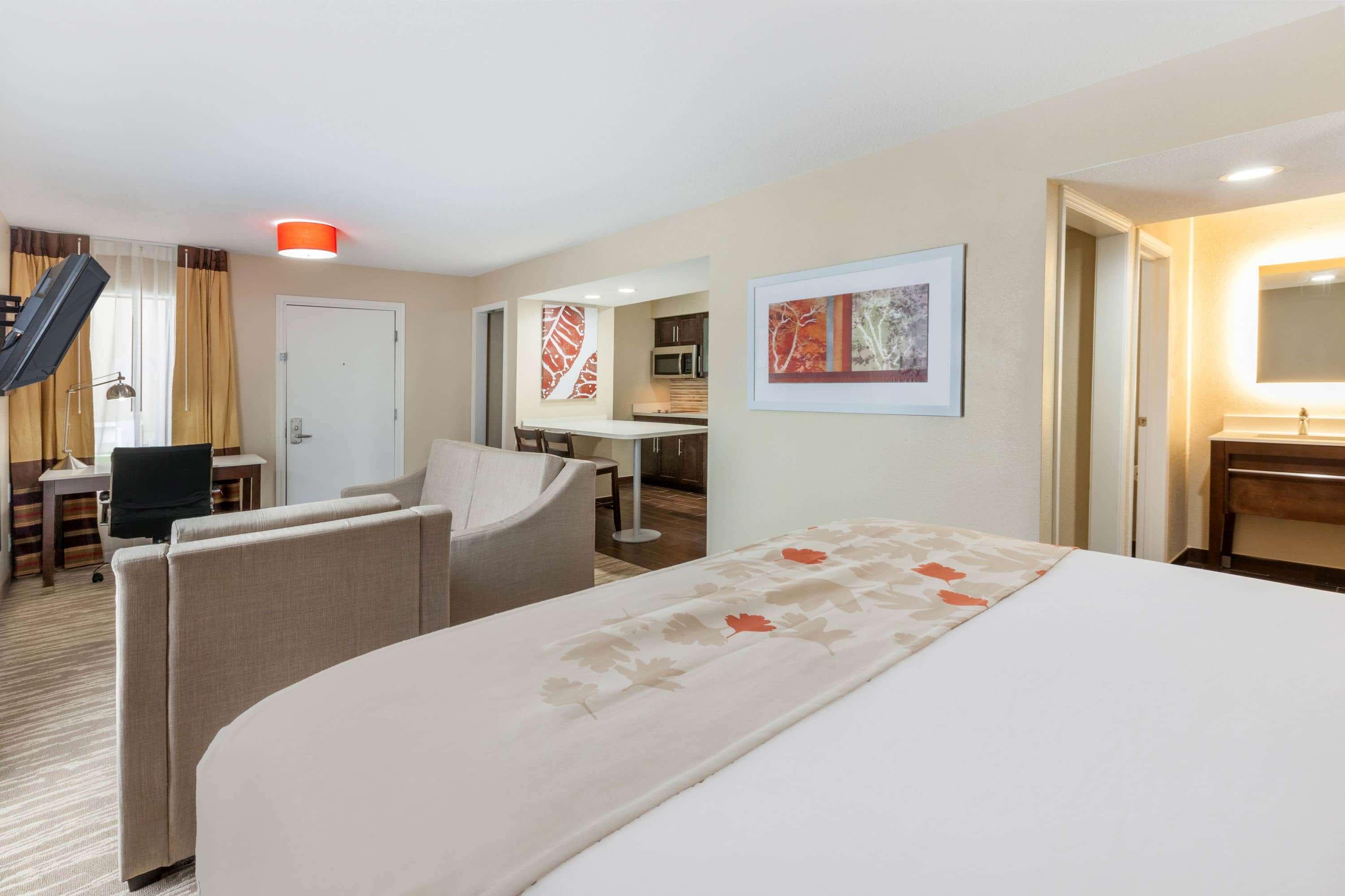 Hawthorn Suites by Wyndham Detroit Southfield 6/19