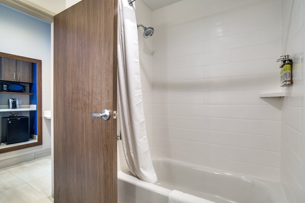 Holiday Inn Express and Suites Denton South 29/71