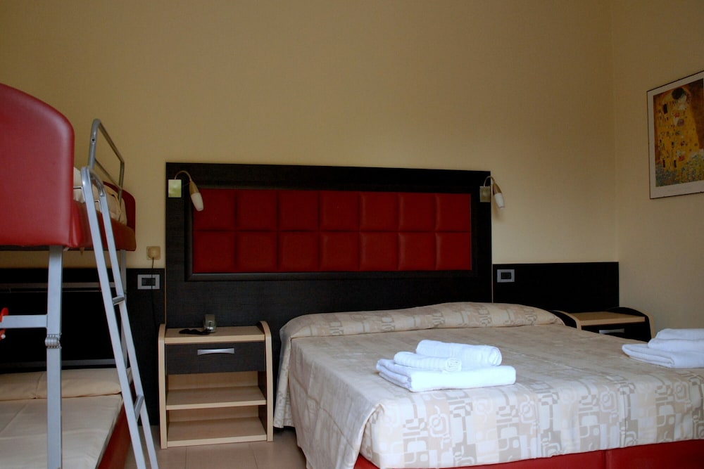 Classic, Quadruple, 1 Queen and 1 Bunk Bed