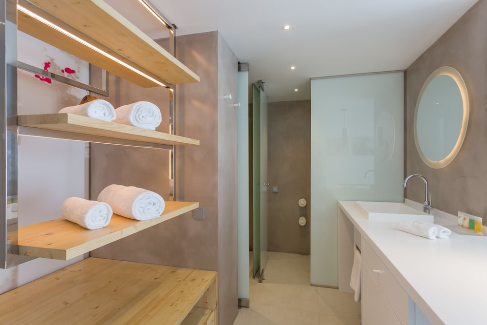 جناح جونيور بثلاثة أسرّة بإطلالة جزئية على البحر، One Ibiza Suites 3/5