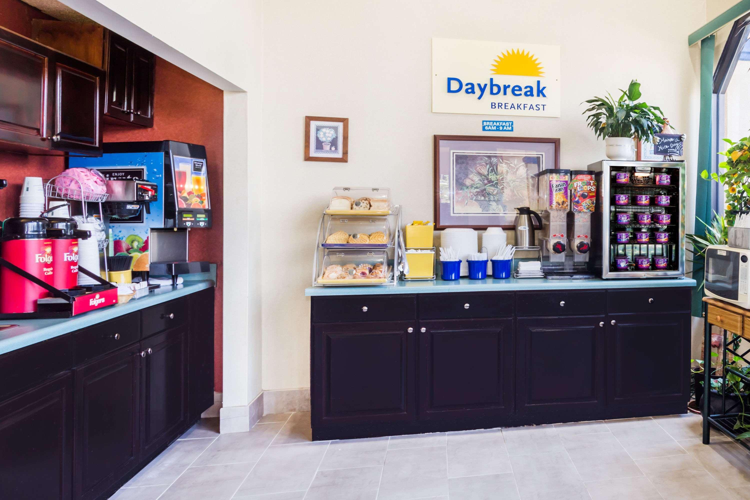 Days Inn by Wyndham Hendersonville 3/17