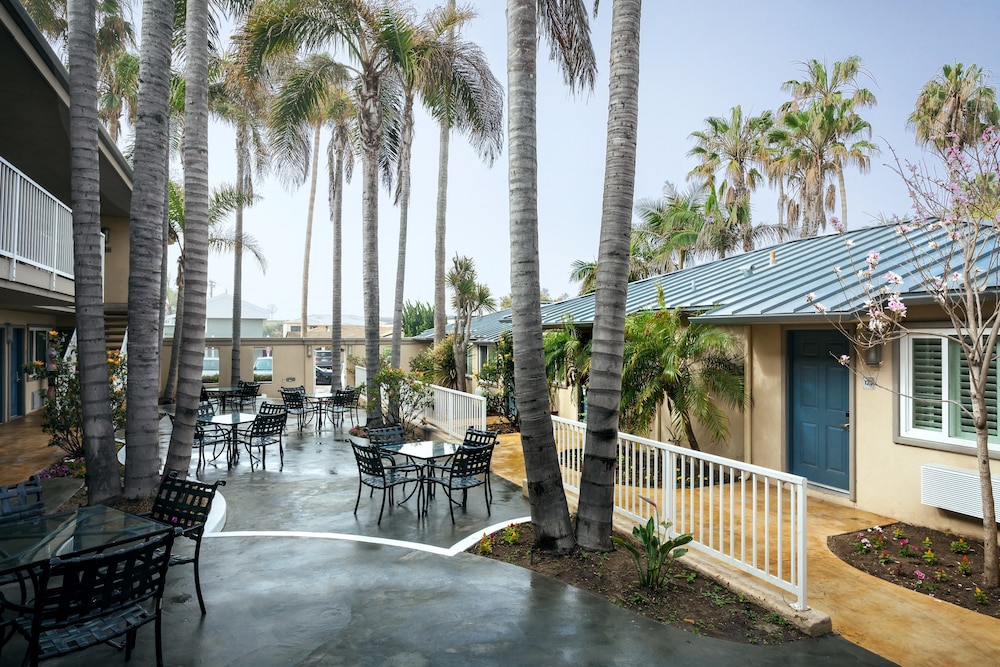 Pb Surf Beachside Inn 8/31
