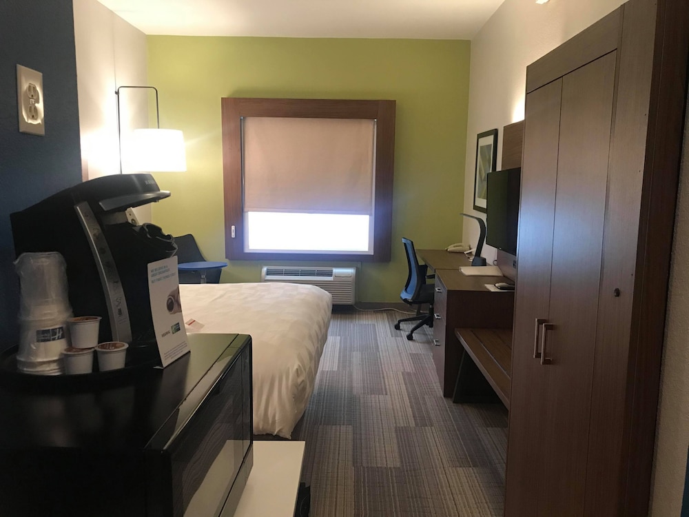 Holiday Inn Express Hotel and Suites Mansfield 26/52