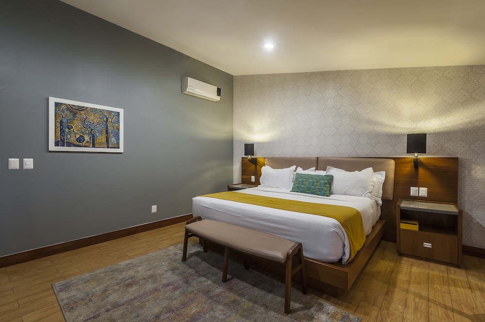 JUNIOR SUITE, KING BED