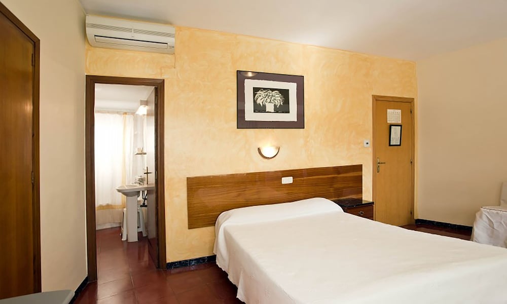 Hostal Tropical 7/15