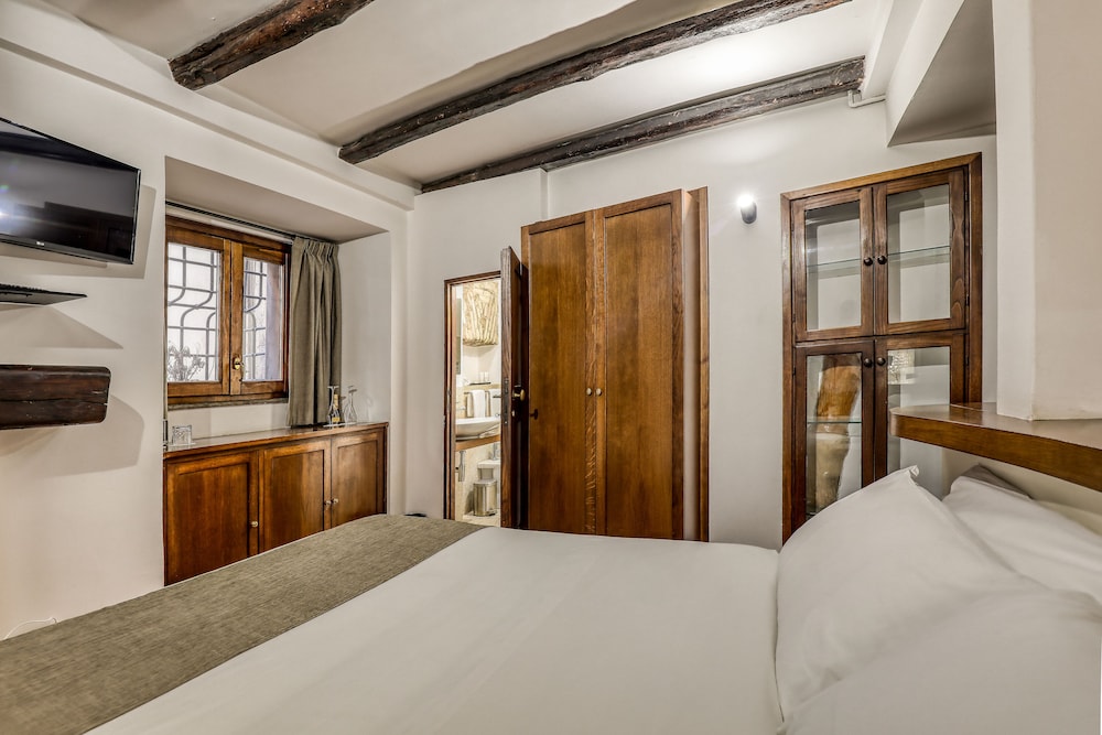 DELUXE, DOUBLE BED