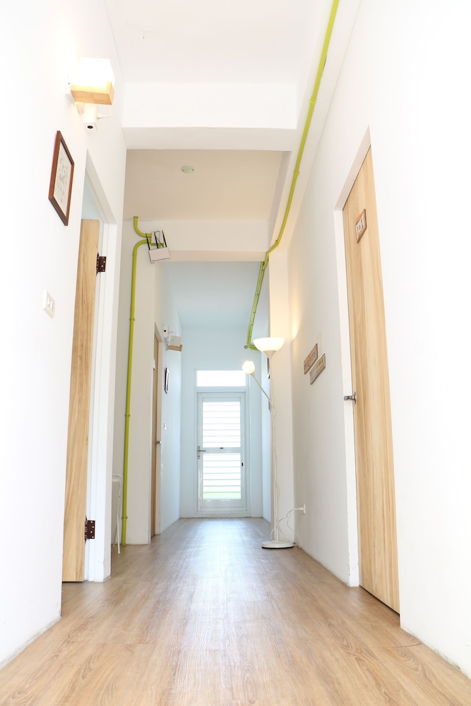 Female Dorm, 8 People, Shared Bathroom