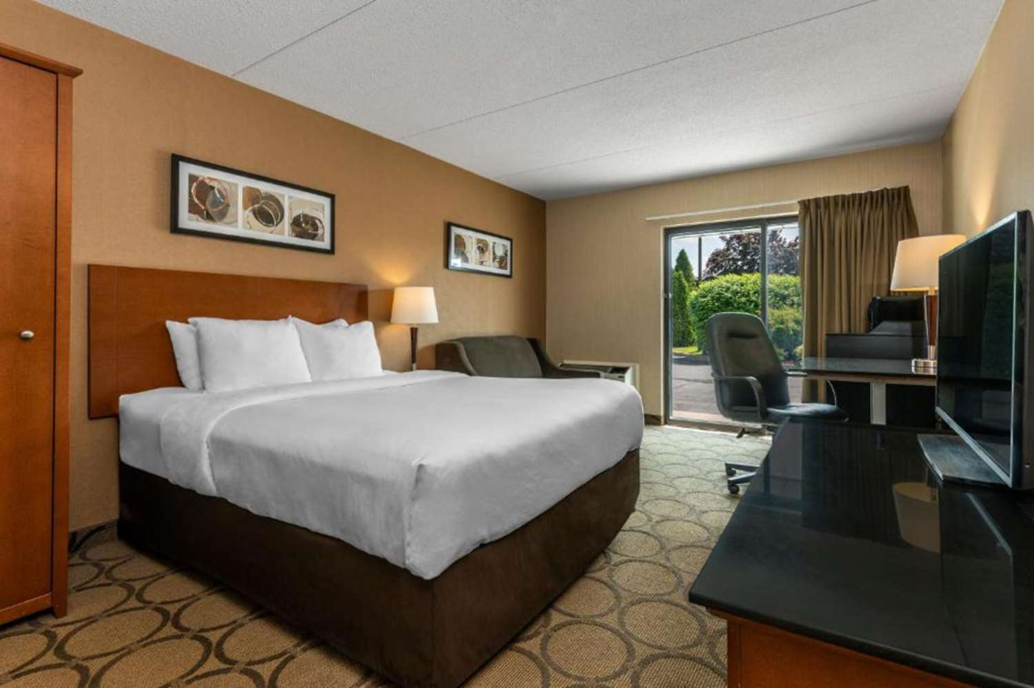 Upgrade, Queen Bed