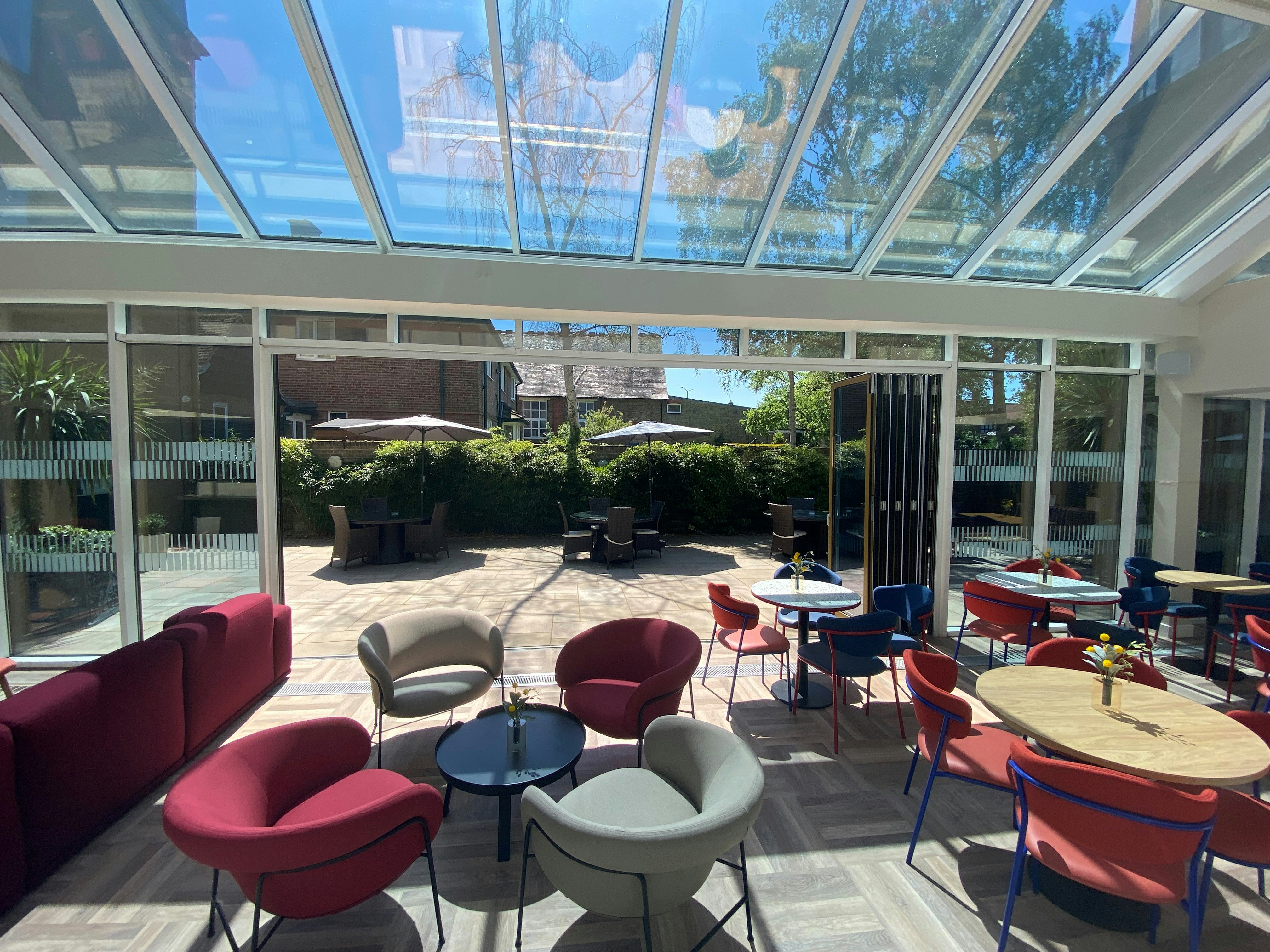 Holiday Inn Express Windsor 65/74