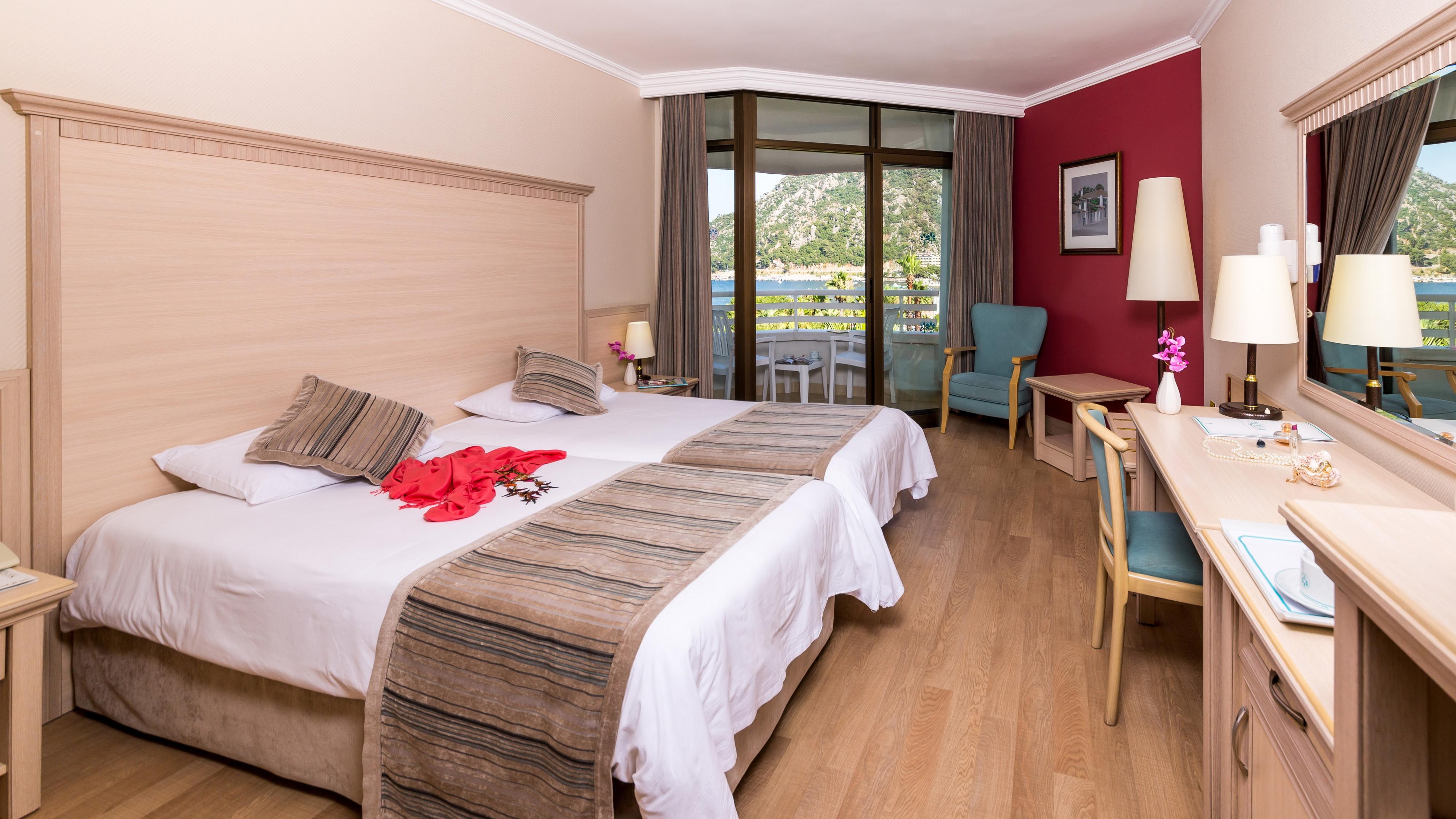 Standard, Double Bed, Side Sea View