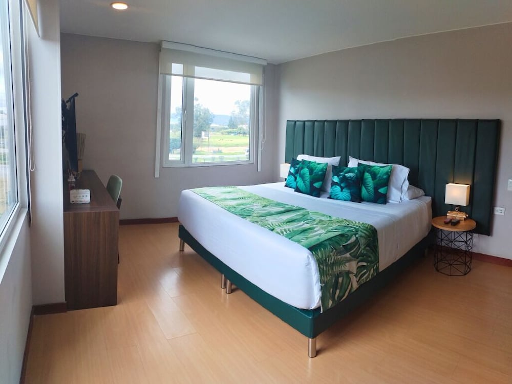 DELUXE, KING BED