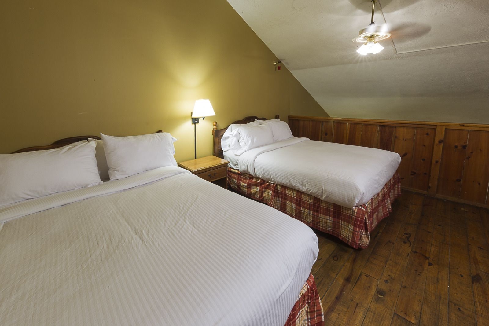 STANDARD, 2 QUEEN BEDS